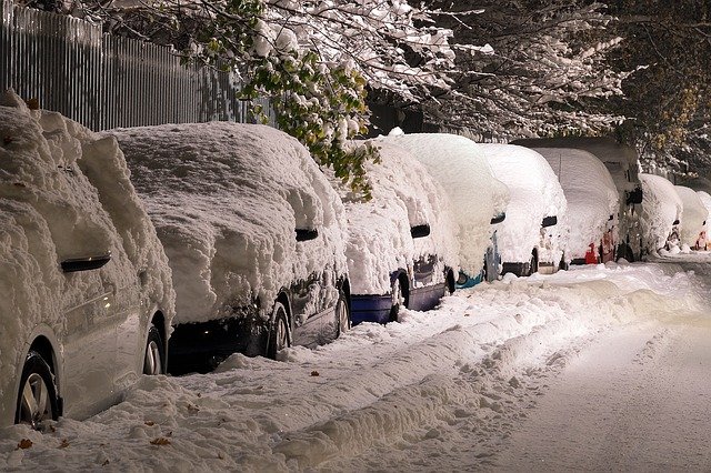 sníh na autech